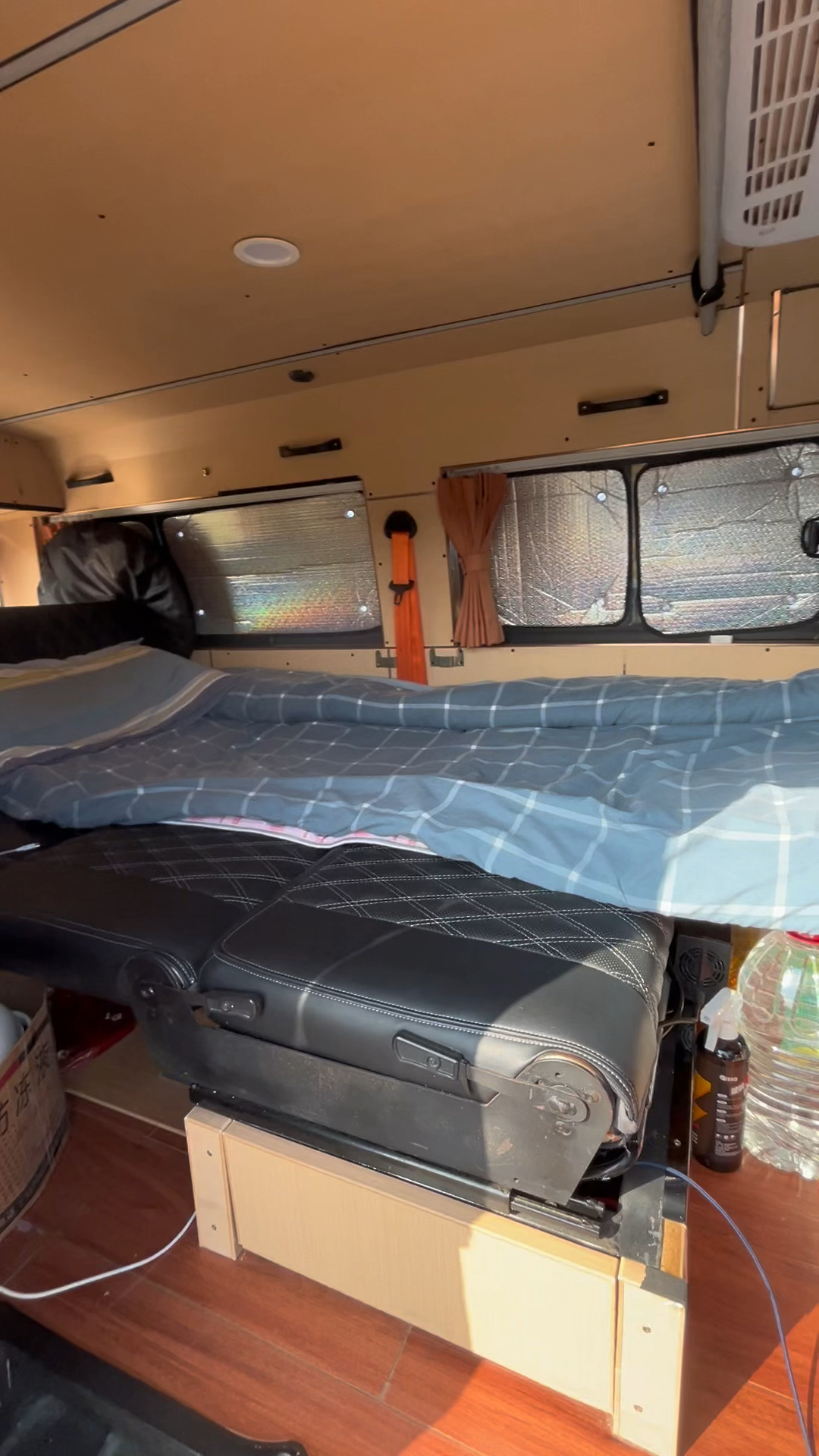 花几千块买了个二手面包车,把它改装成床车,到处旅游实在太爽了