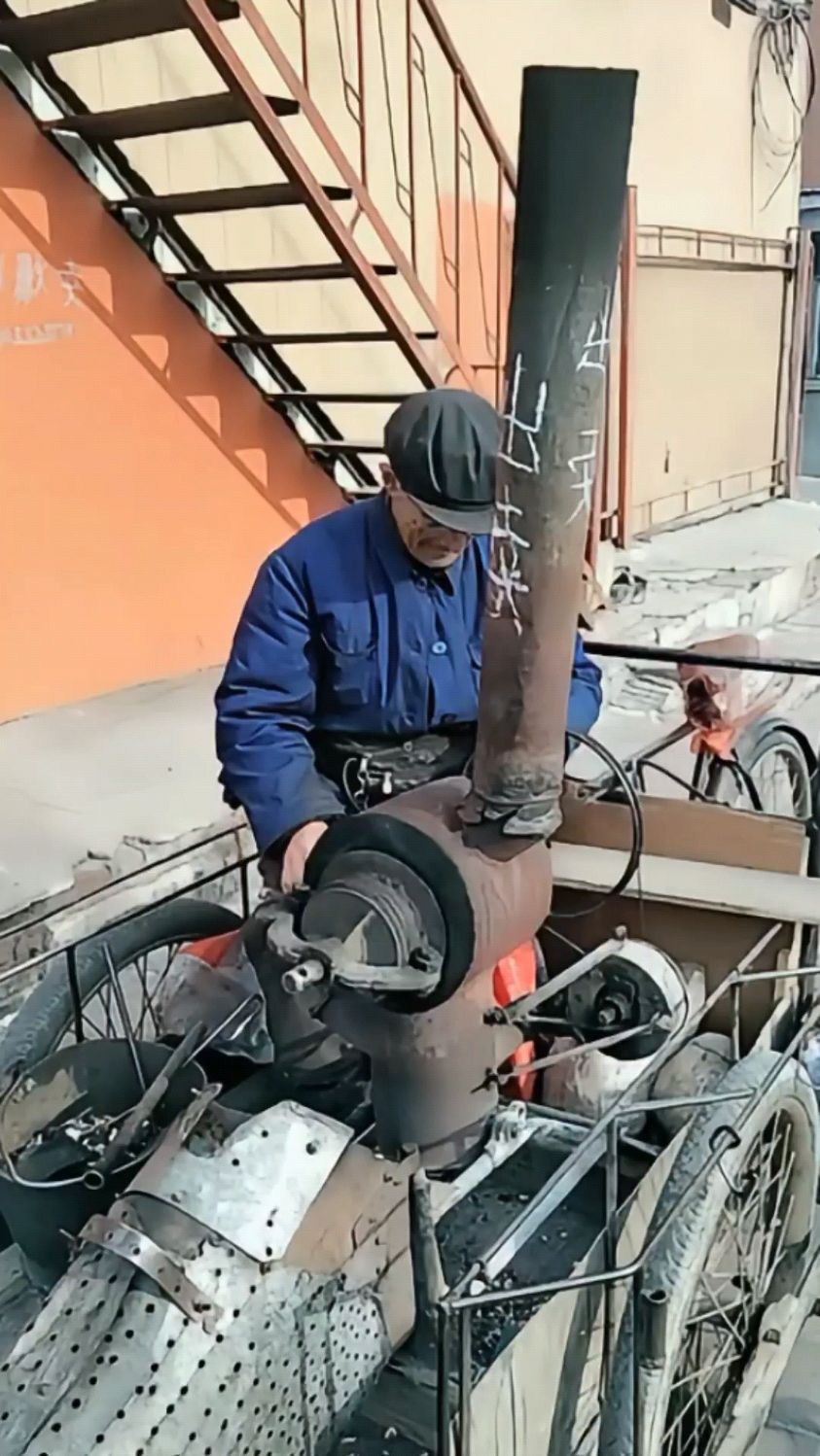 老大爷自己改的蹦爆米花机器