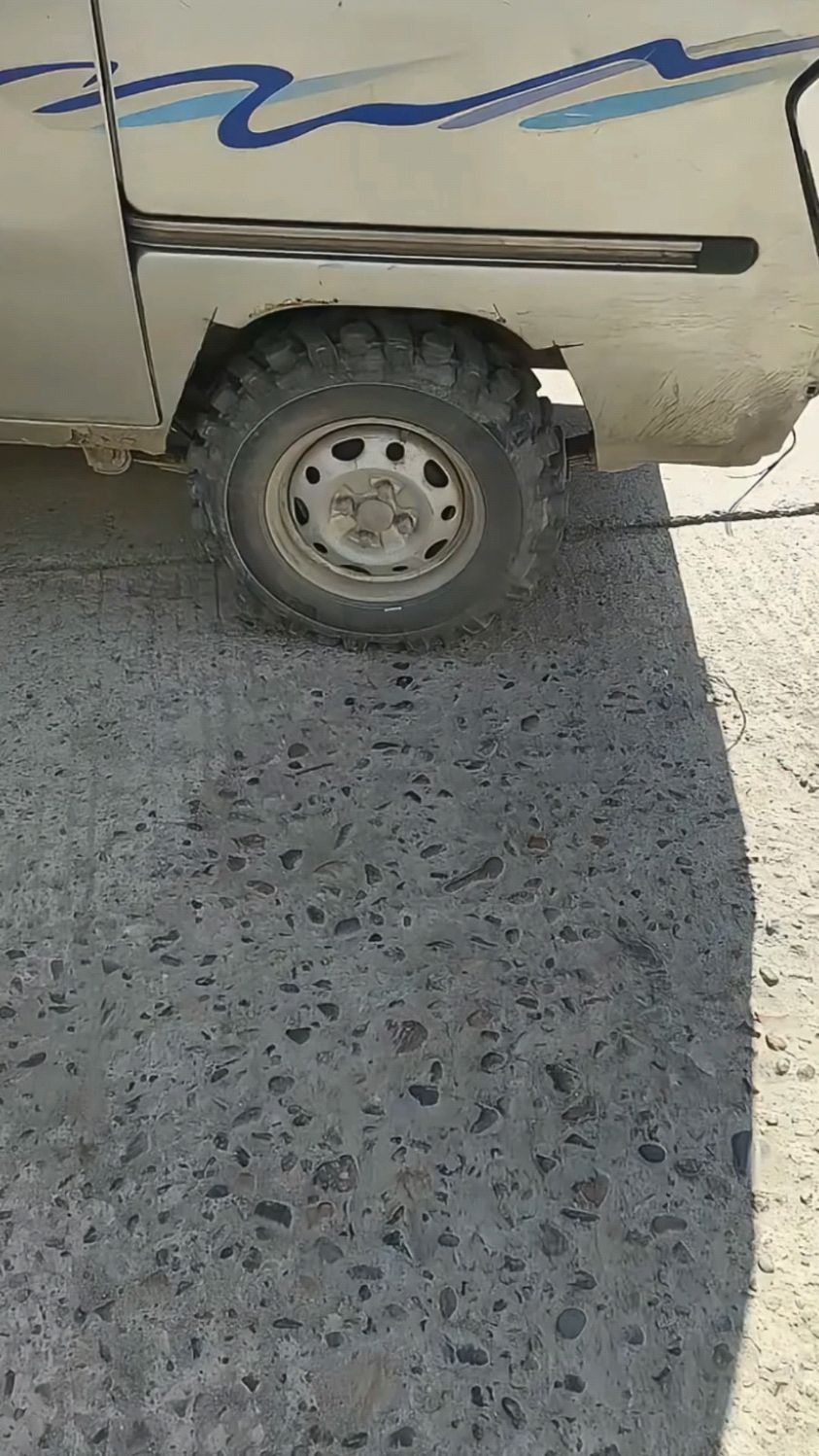 面包车改装拖拉机车轱辘