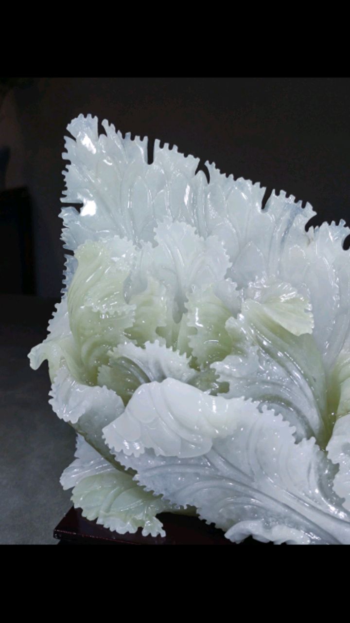 和田玉白菜摆件,和田白玉百财摆件,整块玉料俏色巧雕