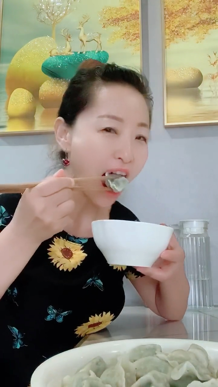 漂亮的安静美女吃饺子