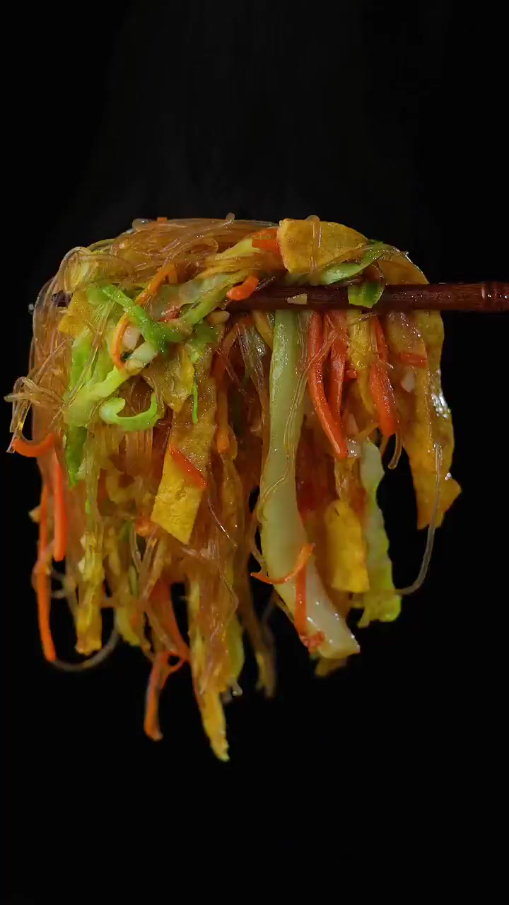 包菜炒粉丝简单好吃又不粘锅，学会了多吃三碗饭~！