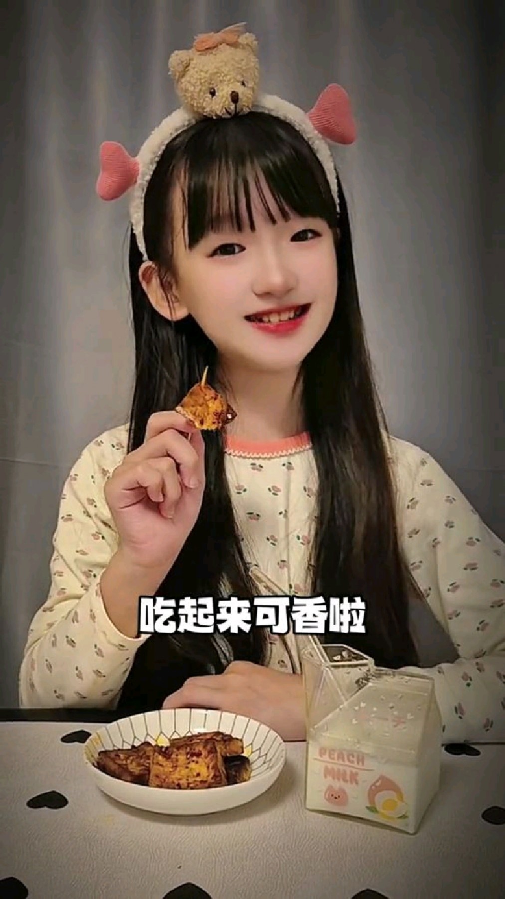 这臭豆腐这么好吃,为什么妈妈说不能吃啊....