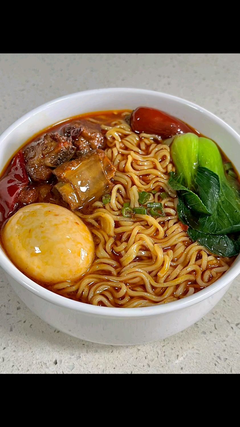 红烧排骨面还得吃自己做的,排骨随便加,有肉有菜还有蛋营养满分