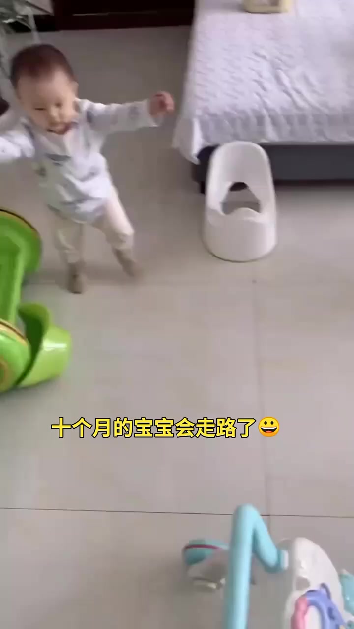十个月的宝宝会走路了 
