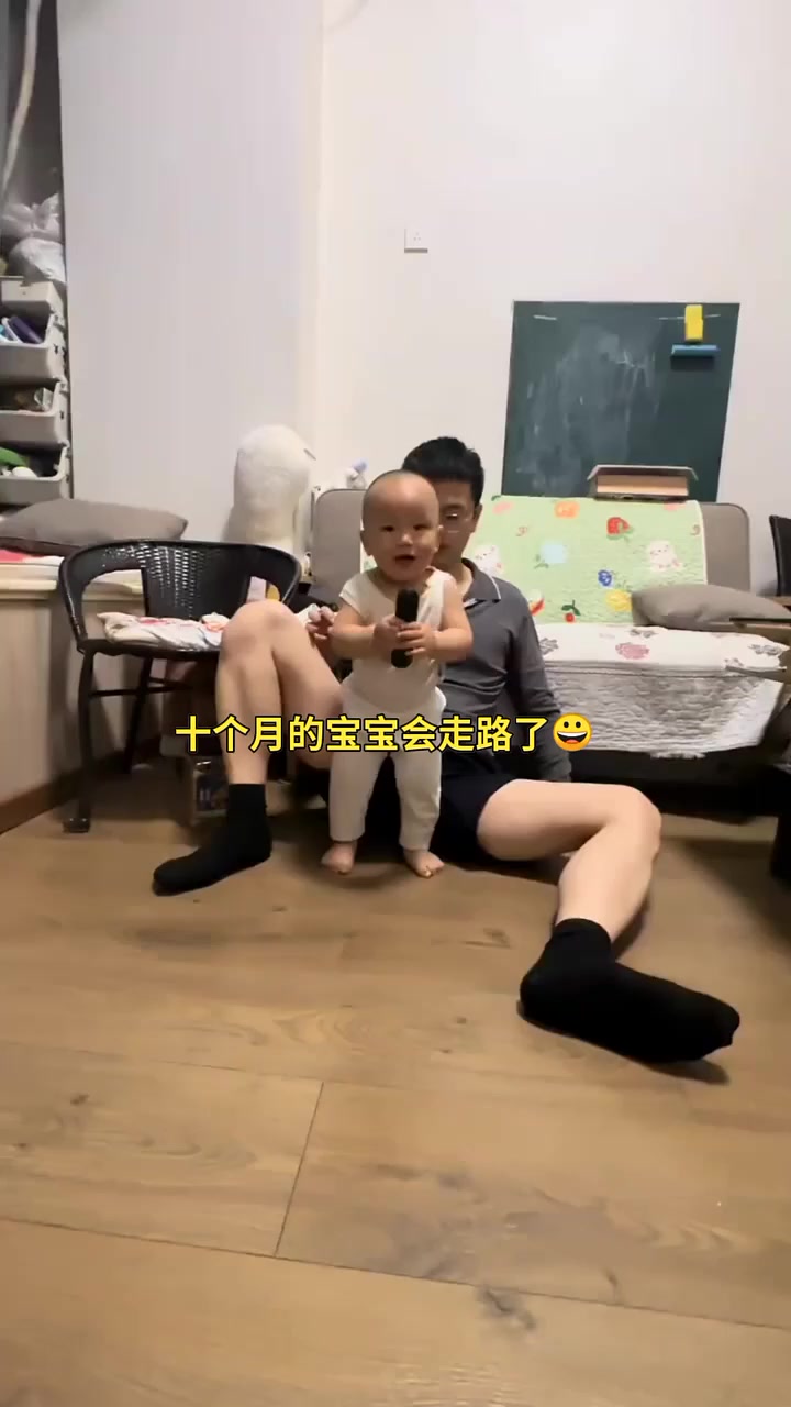 十个月的宝宝会走路了 