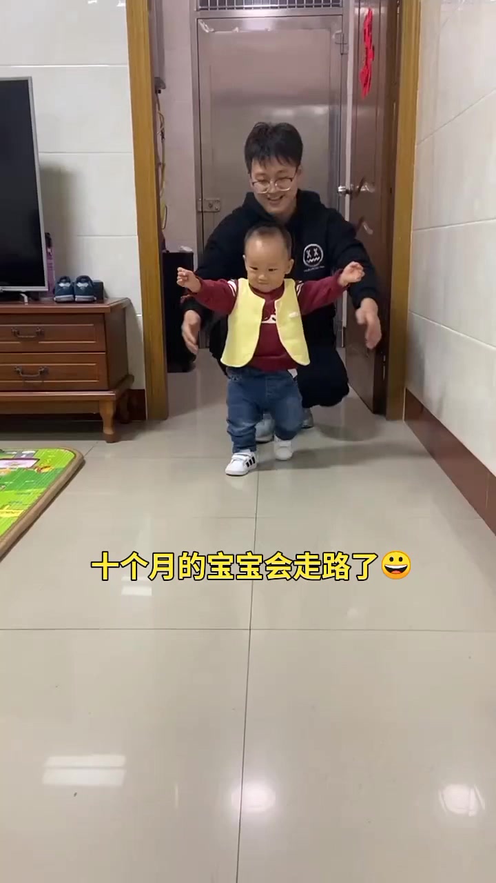 十个月的宝宝会走路了 (1)