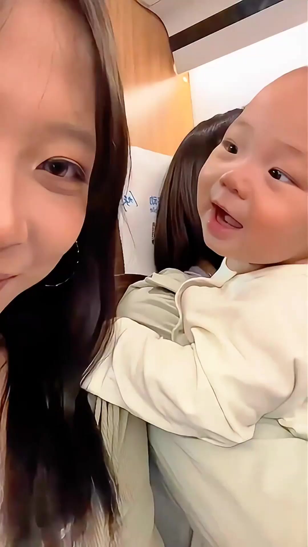 萌娃看到美女,差点流口水! 萌娃看到美女,差点流口水!