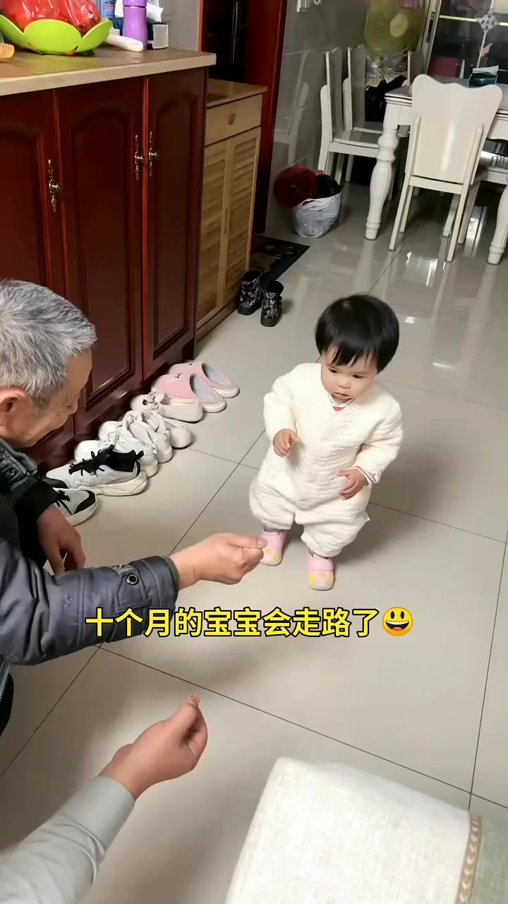 十个月的宝宝会走路了 