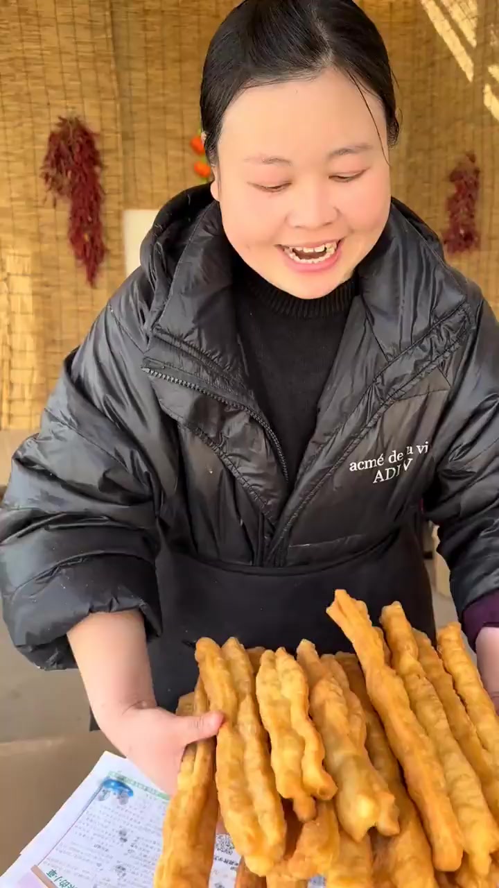 河南地方美食炸油条外酥脆个个空心，放凉了也不硬！