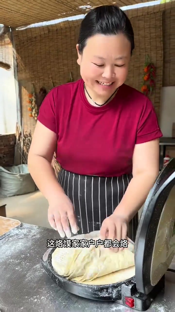 河南地方特色美食烙馍卷菜，面饼劲道凉了也不硬！