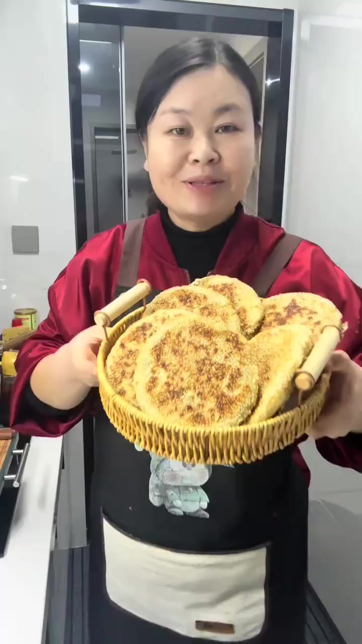 麻酱烧饼这么做,外酥里软,凉了也不硬简单好做又好吃!