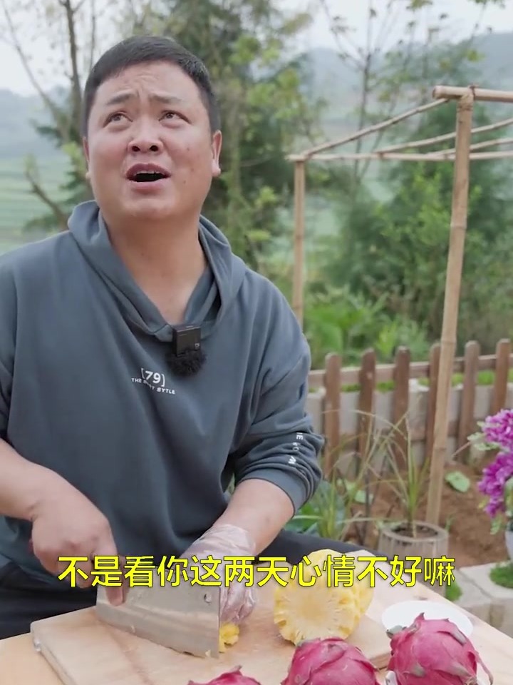 哥哥做的钵仔糕太好看了，弟弟像孩子一样吃的很开心！