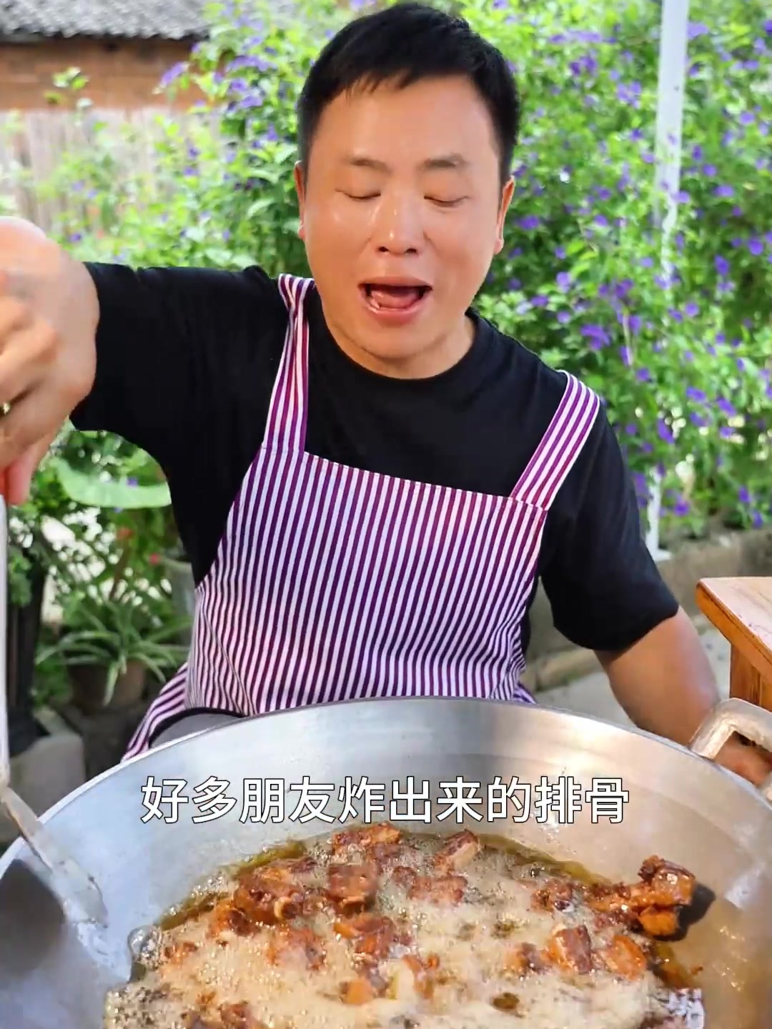 油炸排骨不知道怎么做,跟着哥哥学起来,这样做出来得排骨外焦里嫩非常好吃
