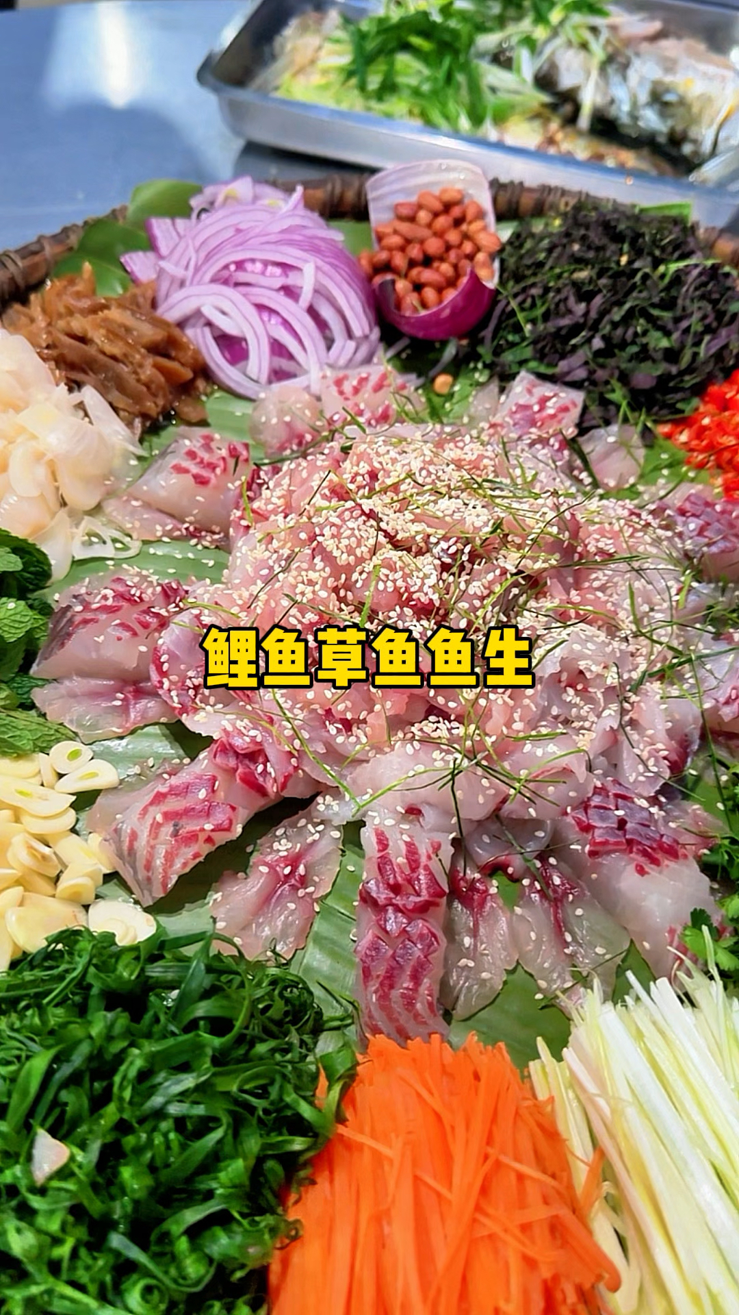 今天跟阿叔去老同家收网,得了草鱼和鲤鱼拿来做鱼生,米翘做清蒸