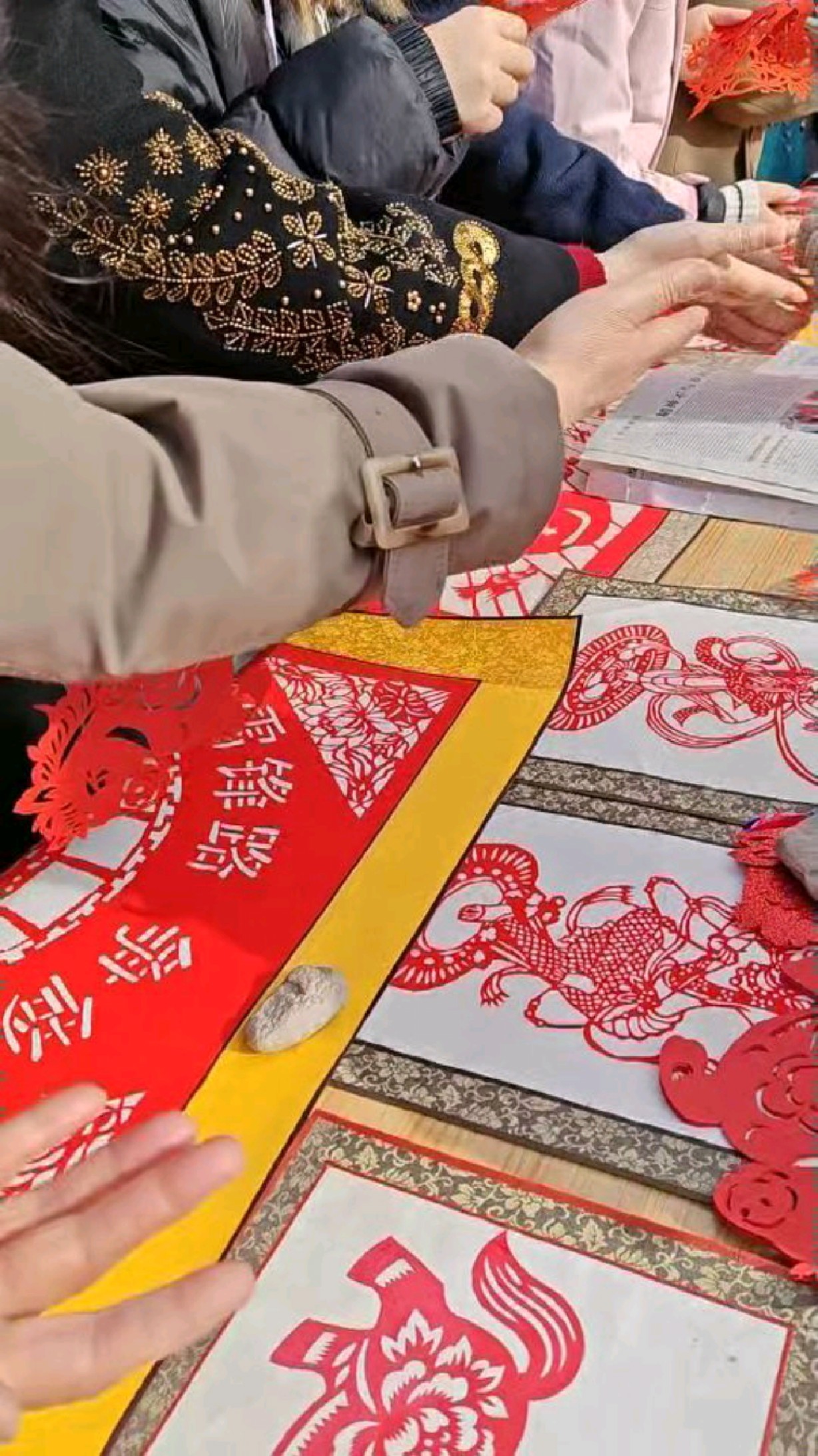 剪纸活动给老年人活力