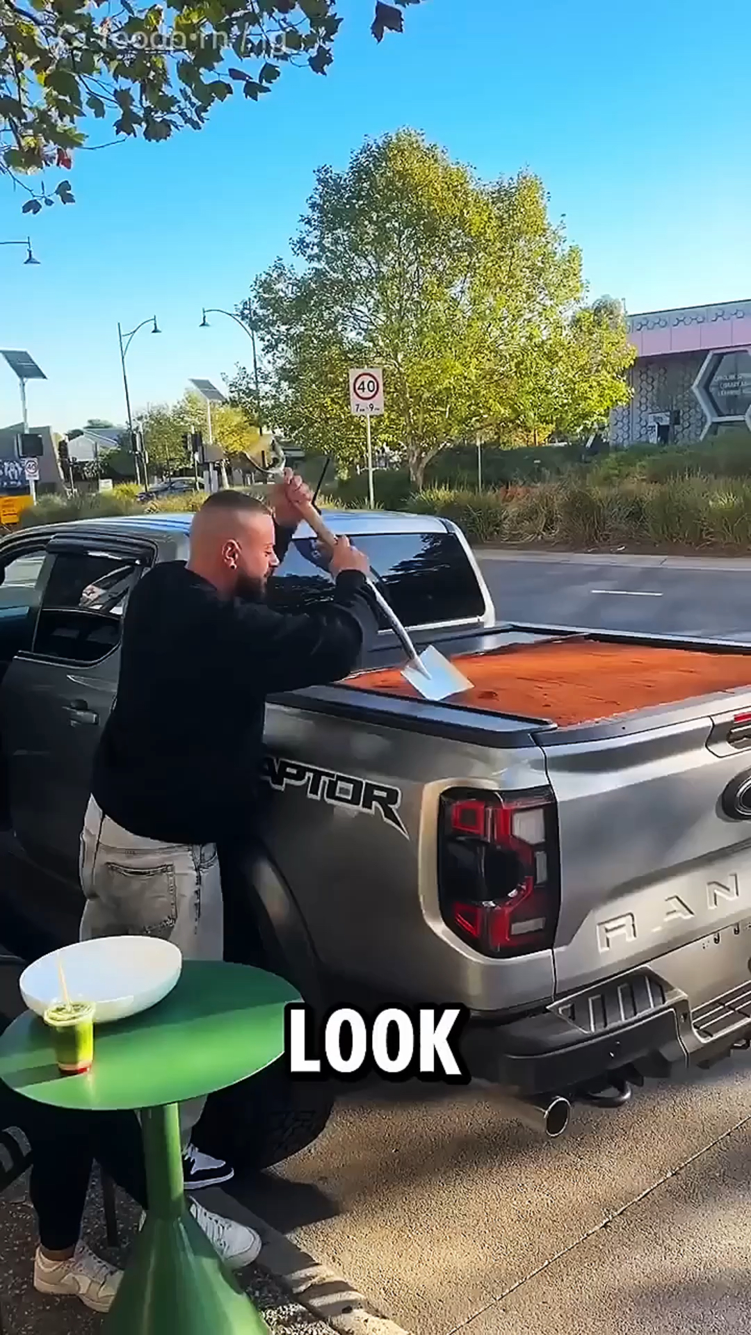 你见过这样卖蛋糕的吗