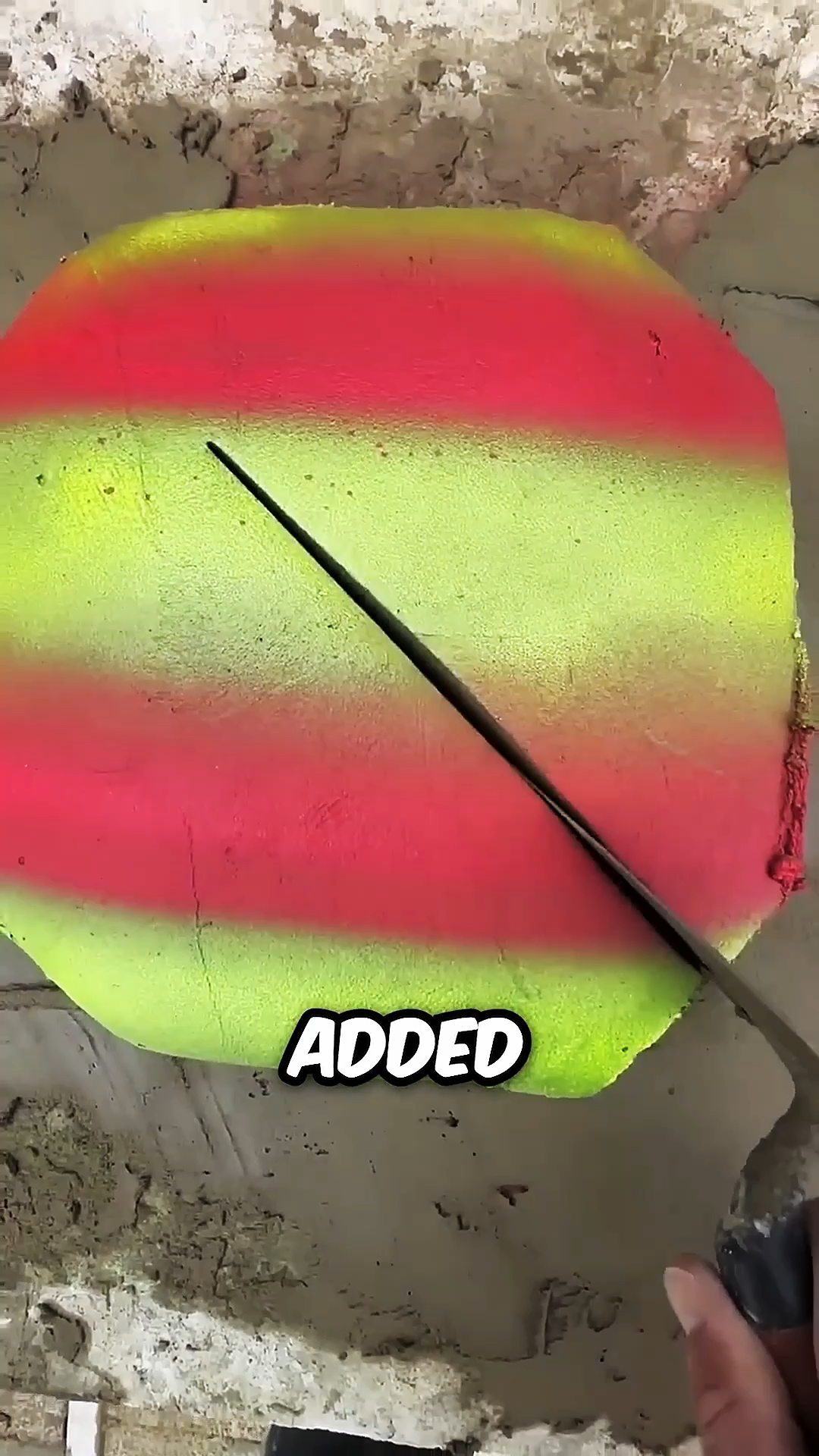 他用水泥给自己做了个生日蛋糕