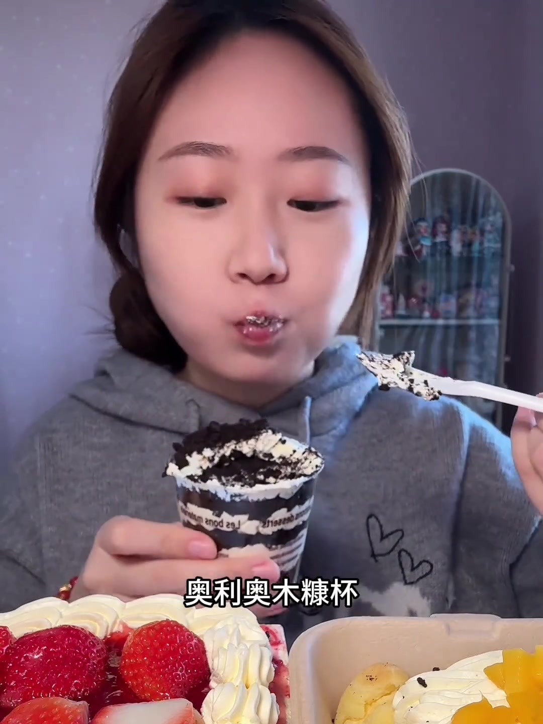 天冷就是长胖吃高热量的时候！猛吃草莓蛋糕～