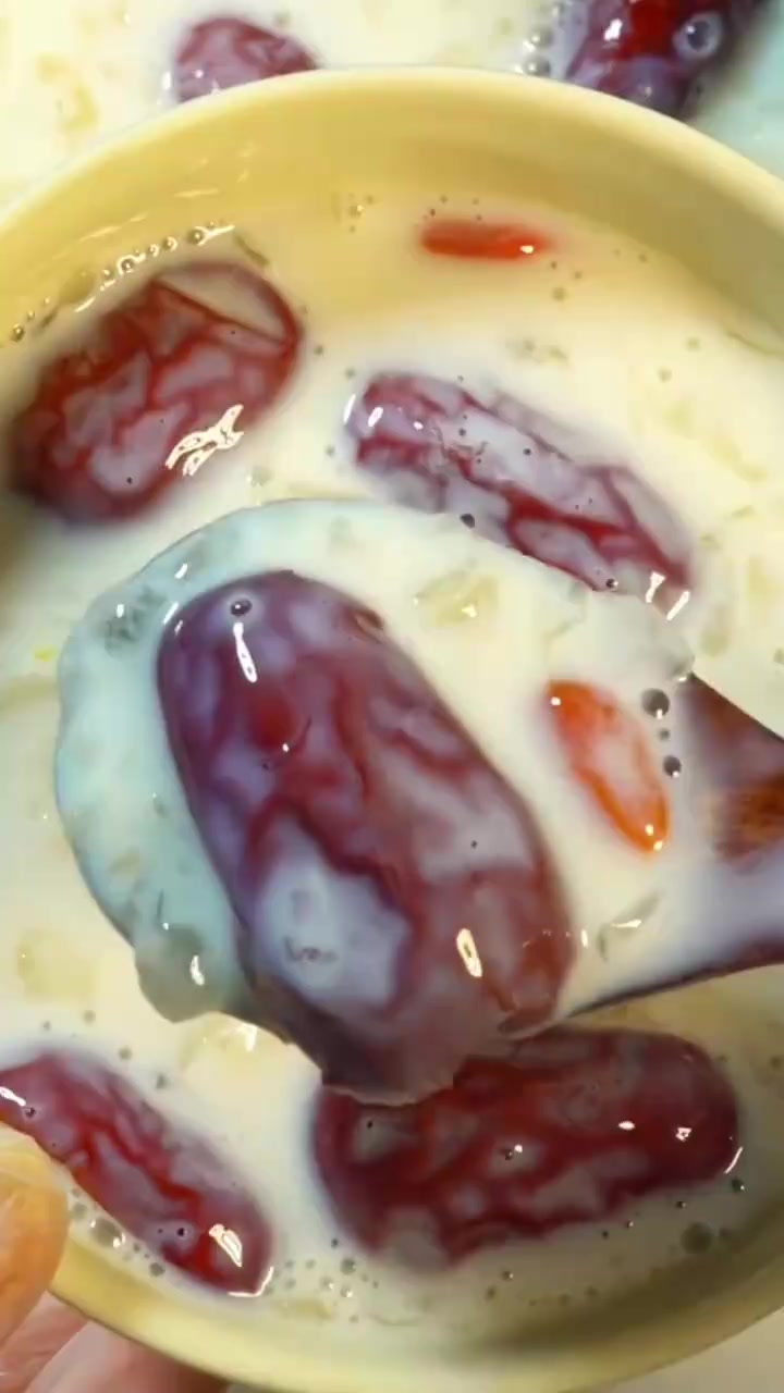 今日惊蛰，做上这道大枣银耳粥，好吃好喝又营养，帮助消化易吸收