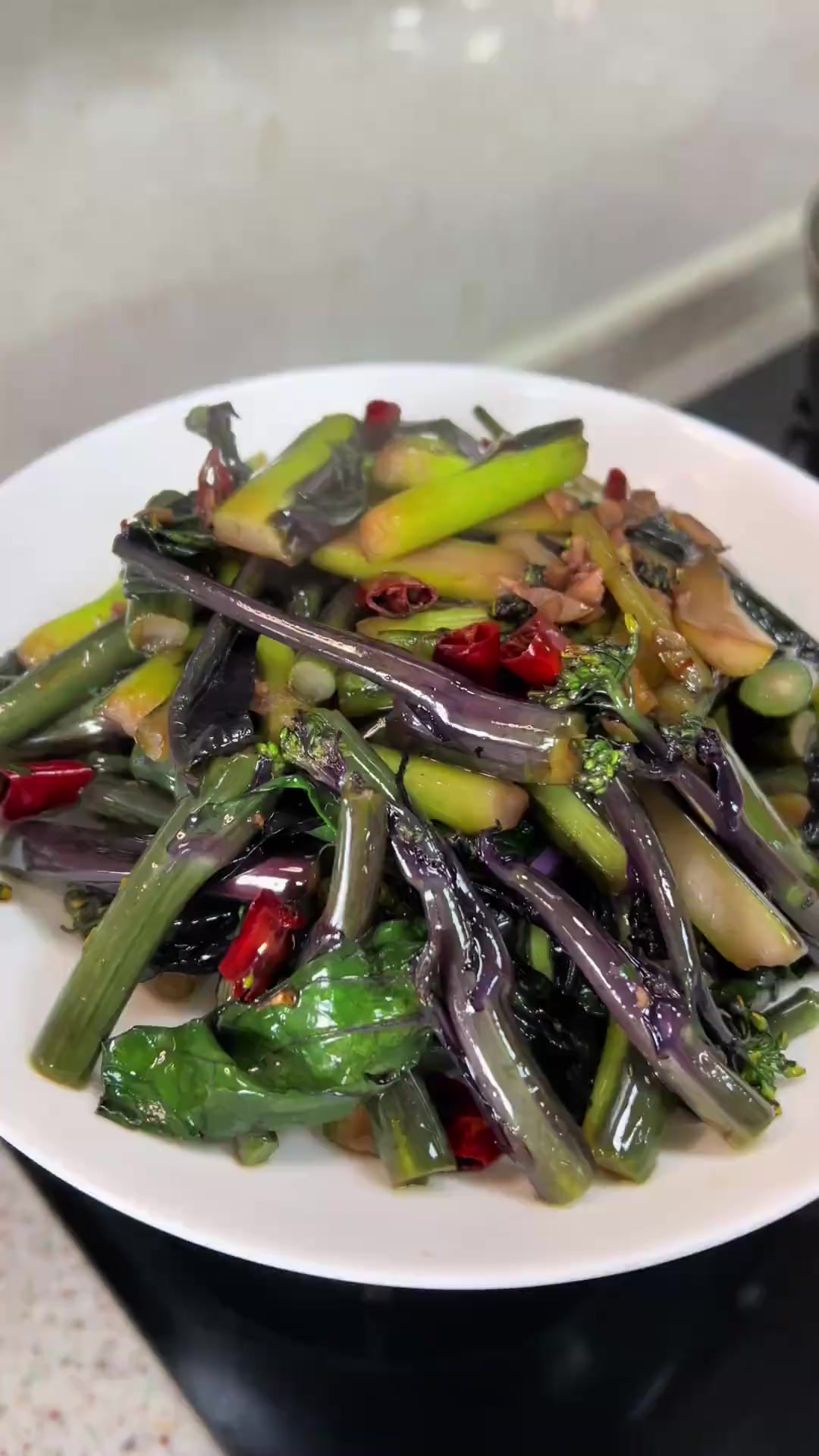 今日惊蛰,雨水增多,万物生长,特别适合吃这道炝炒油菜苔