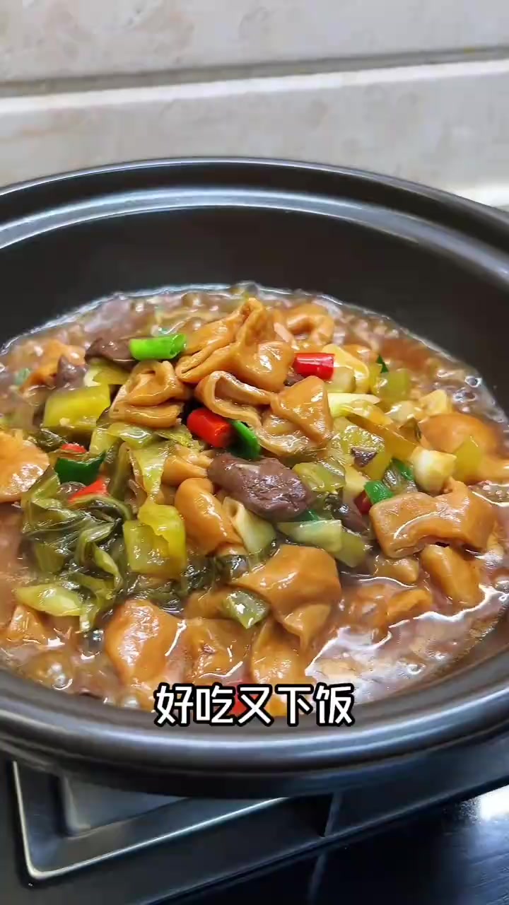 今日植树节做上这道下饭的天花板酸菜肥肠,吃饱饱才有力气去植树