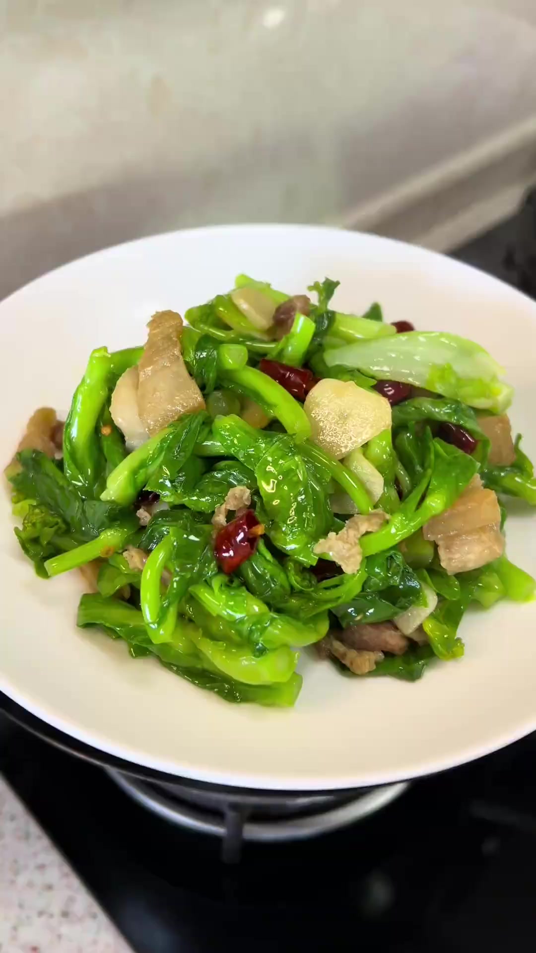 春天到了，特别适合吃这道青菜尖炒肉，清爽好吃不油腻