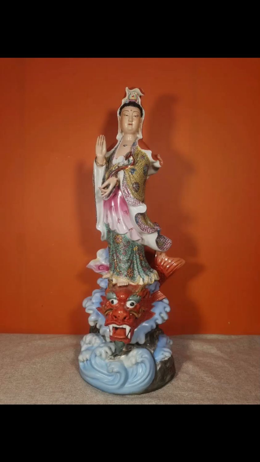 景德镇雕塑瓷厂老艺人精工细作《鳌鱼站观音》雕塑瓷一尊