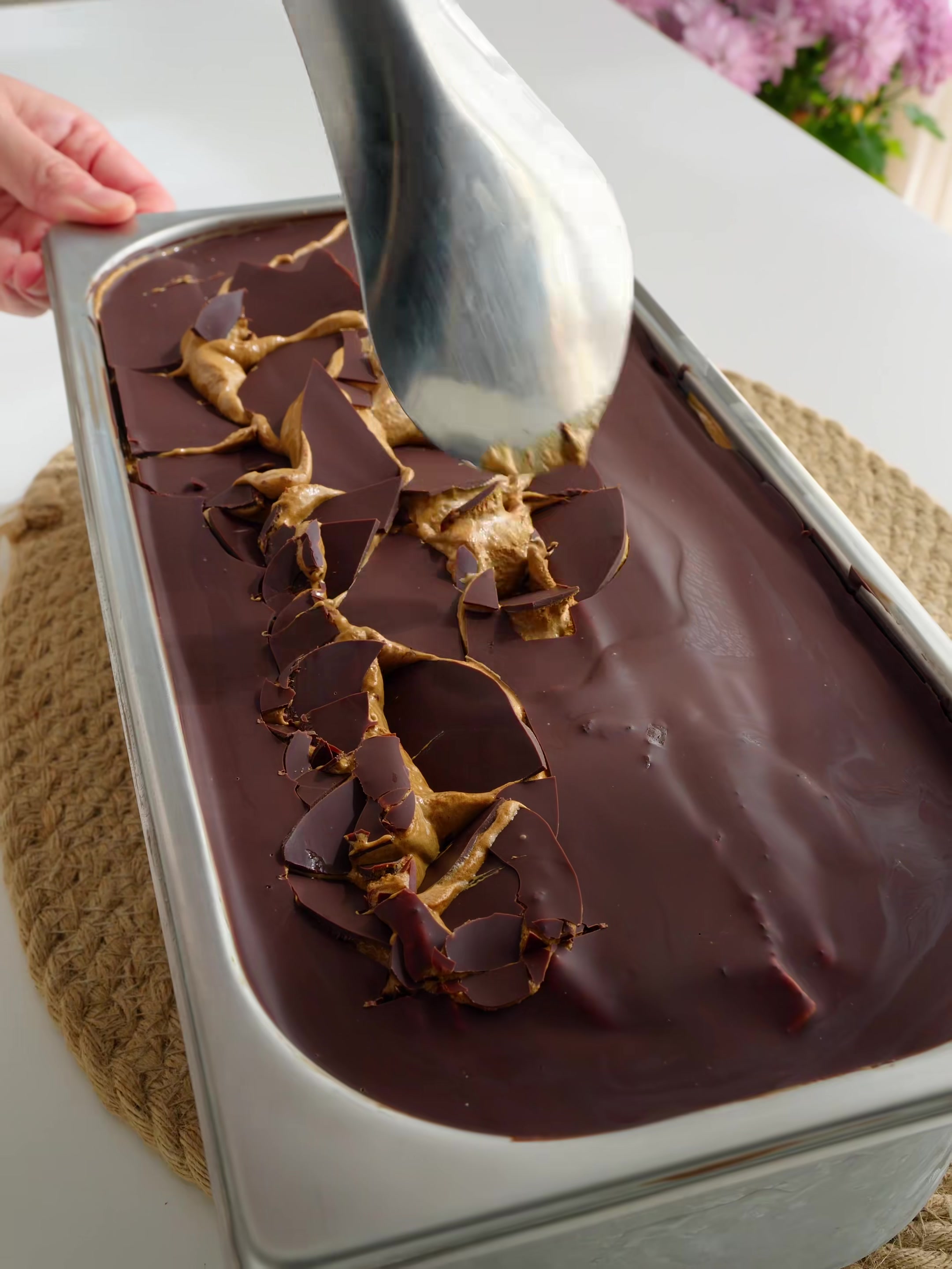 谁会拒绝敲开吃的巧克力雪糕 