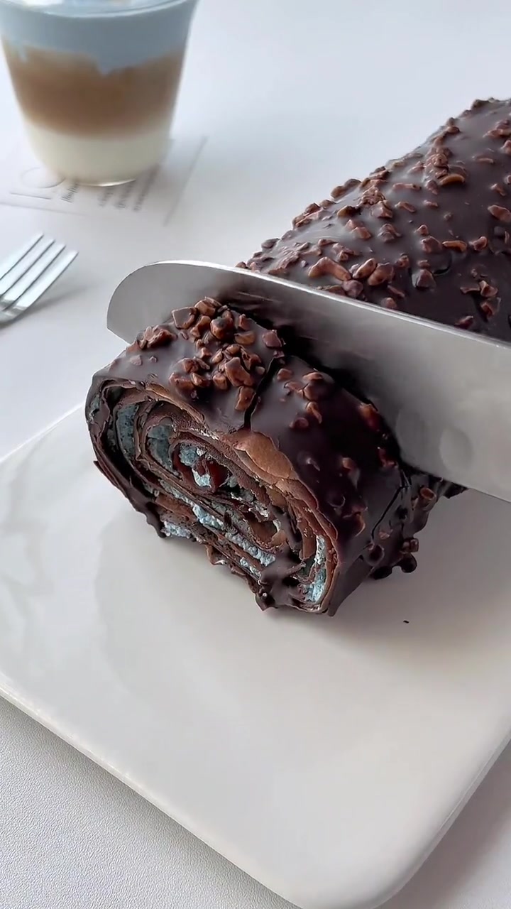 海蓝拿铁脆皮千层卷蛋糕不用烤箱只需平底锅就可以搞定! -