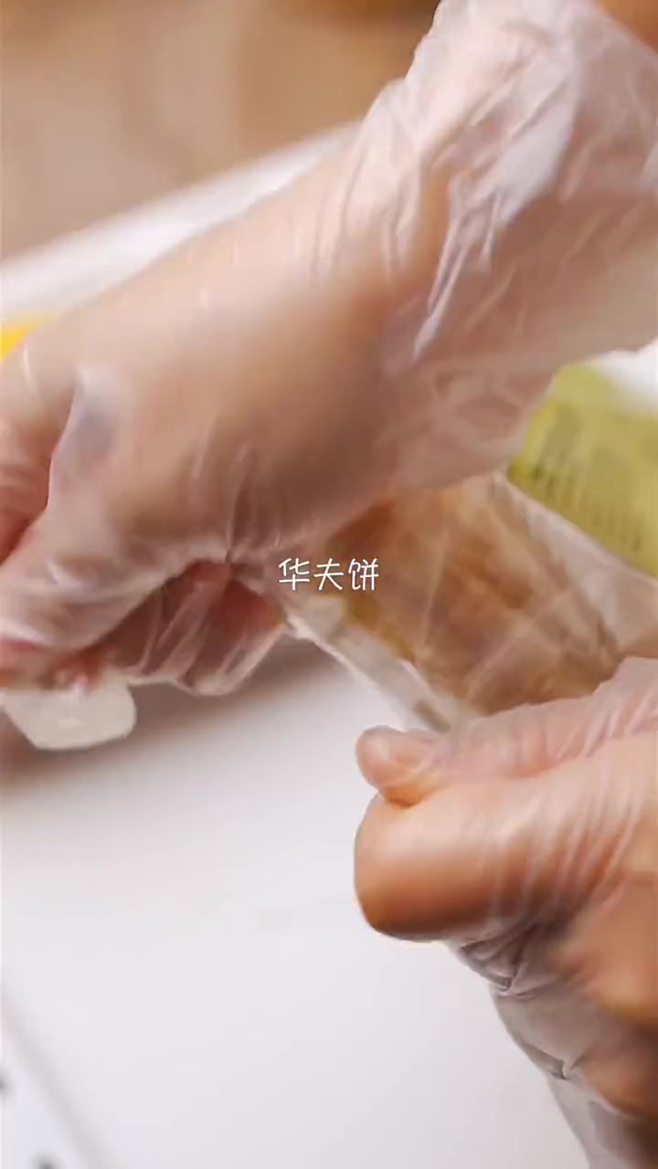 没有啥是一杯冰淇淋不能解决的,如果有那就两杯～