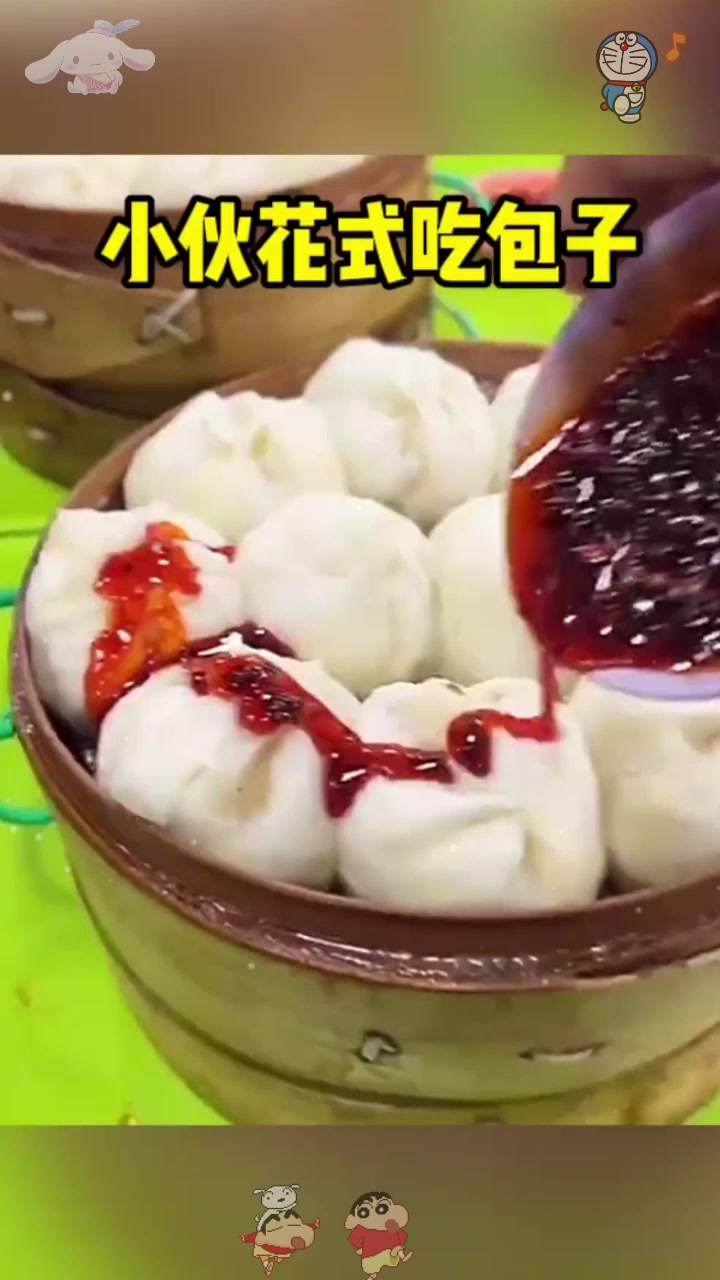  小伙花式吃包子