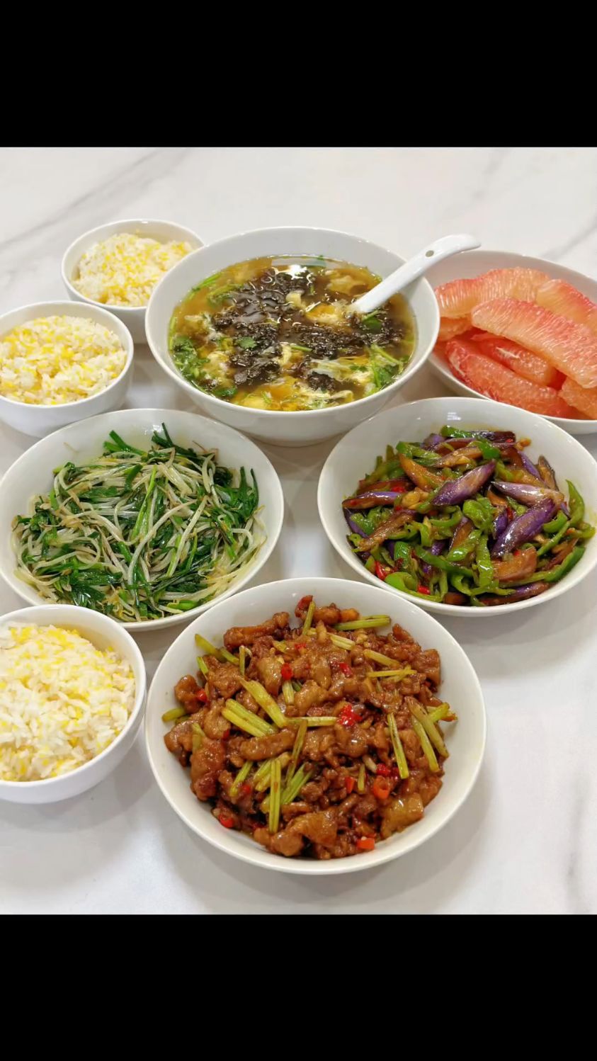 今天的晚餐 今天吃 辣椒炒茄子 韭菜炒豆芽 小炒牛肉 紫菜蛋花汤