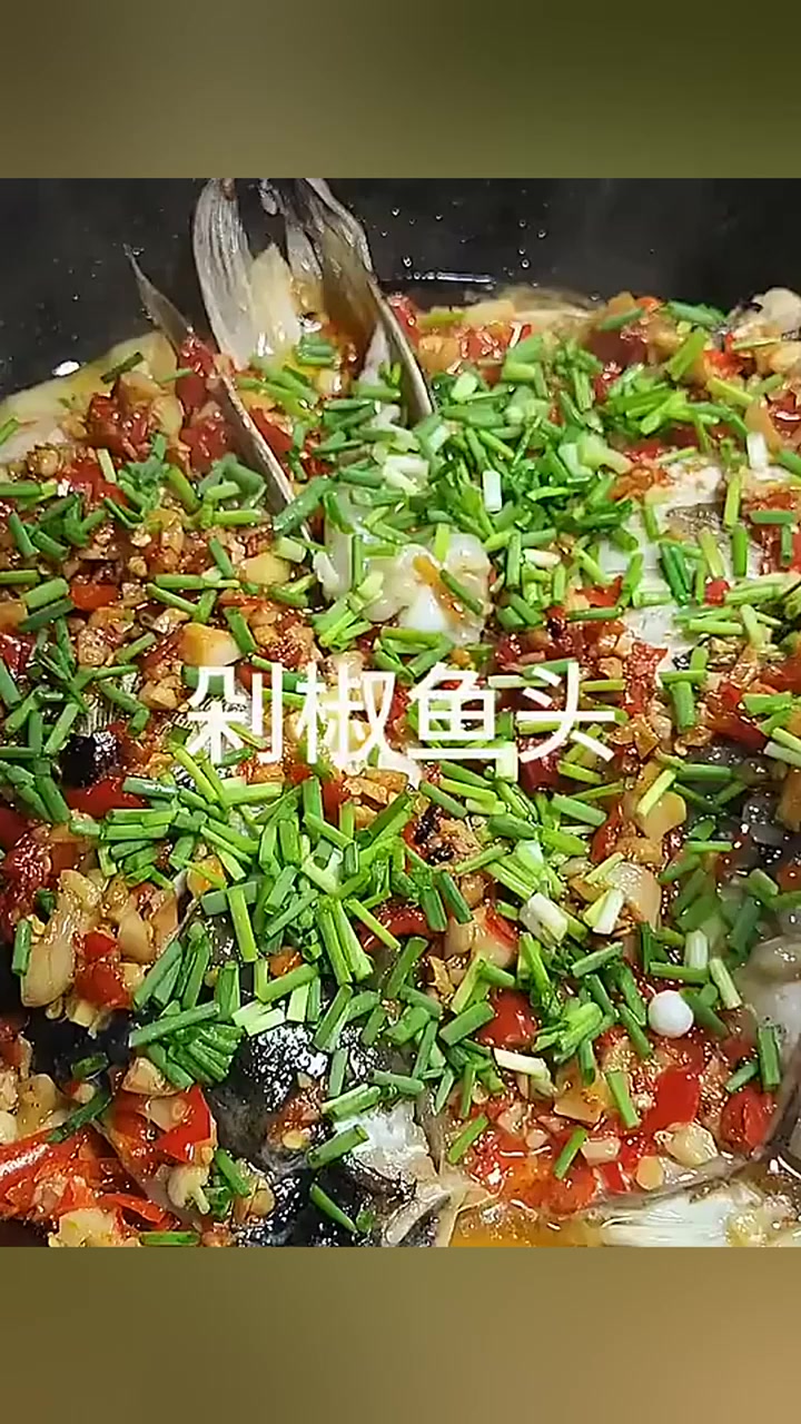 用铁锅做的剁椒鱼头比蒸的好吃太多,不加一滴水,做法简单,味道