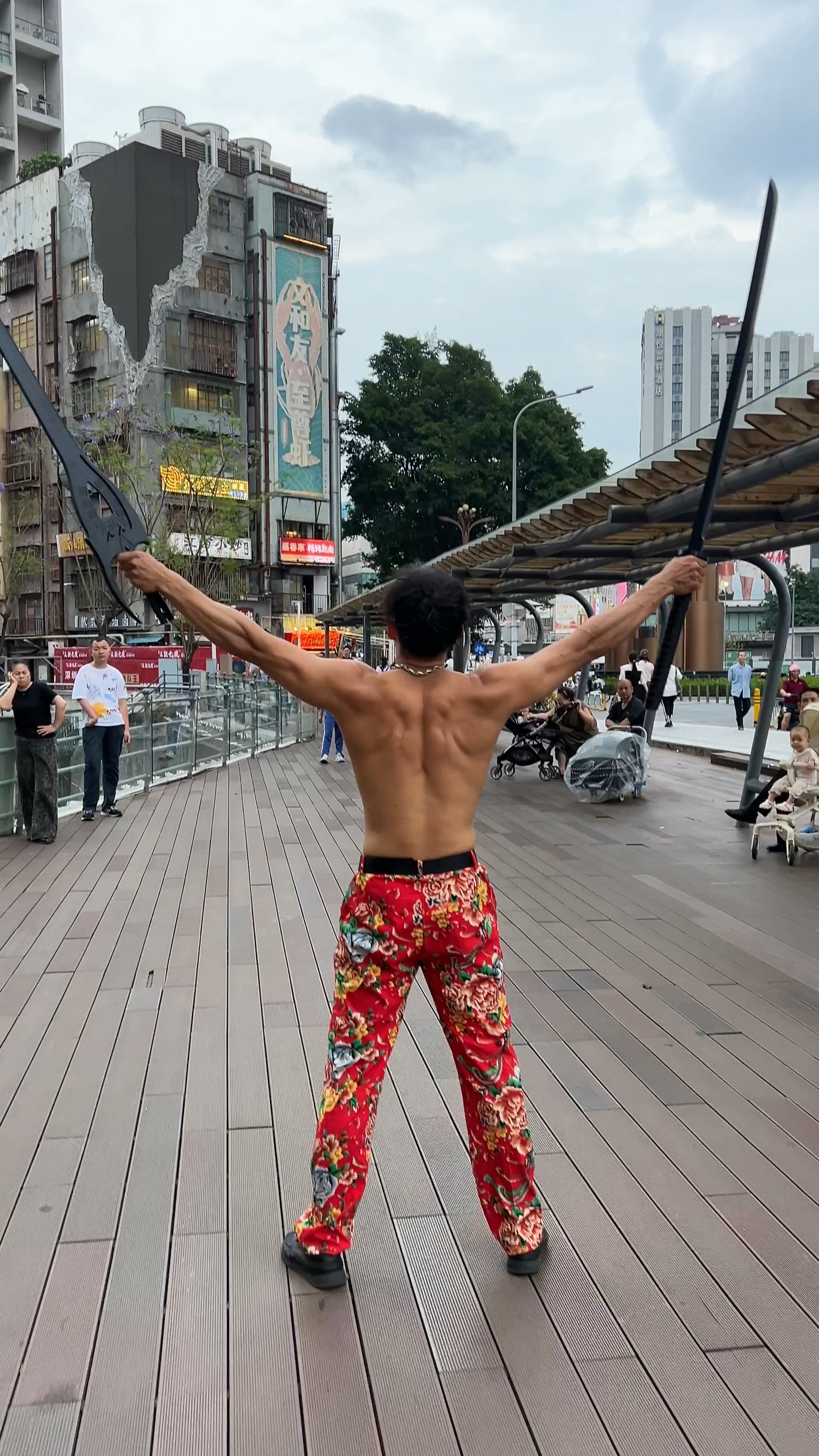 深圳乌鸦一身肌肉，街头健身表演