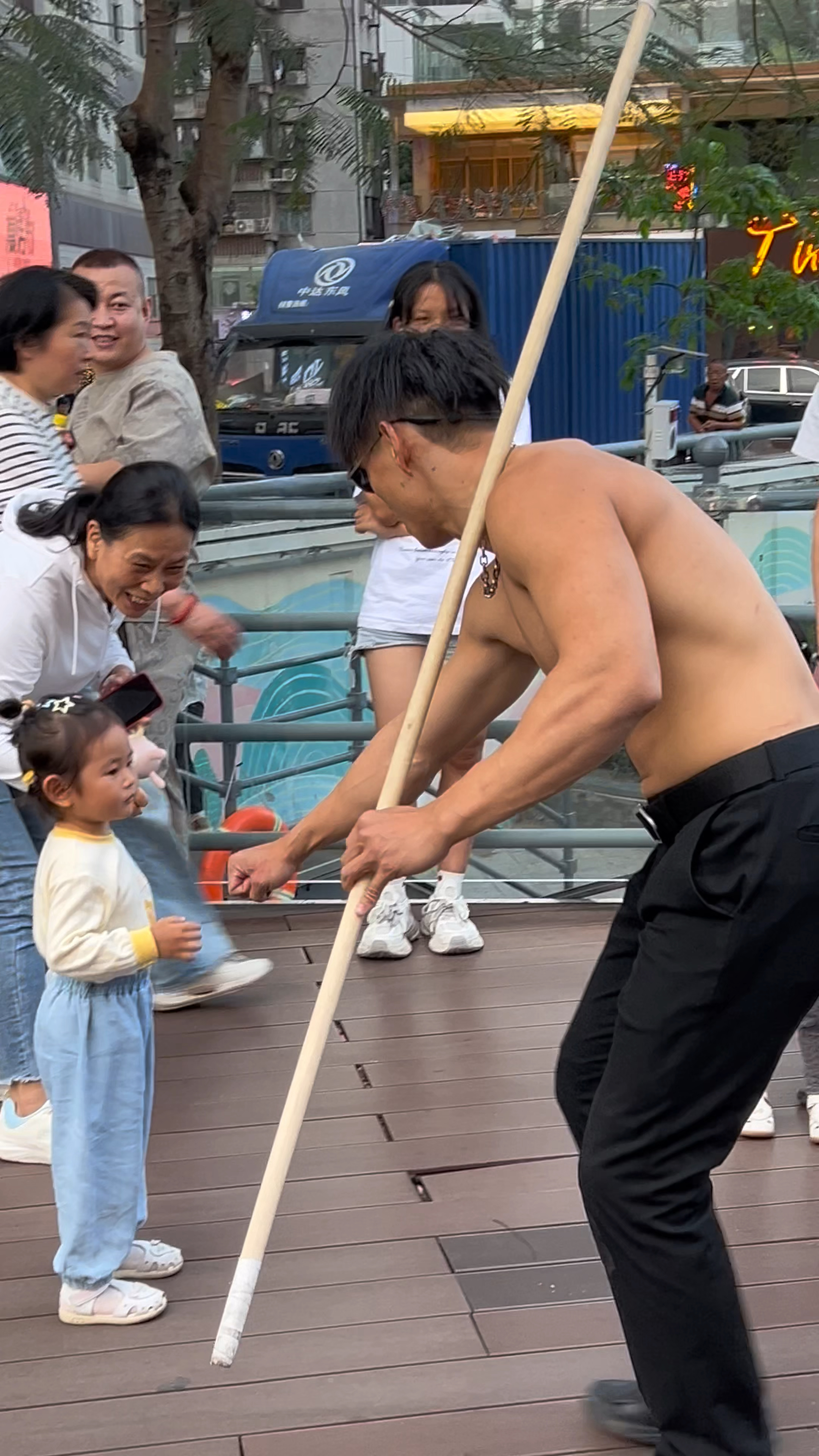 乌鸦哥一身肌肉街头表演棍法，和路人击拳互动