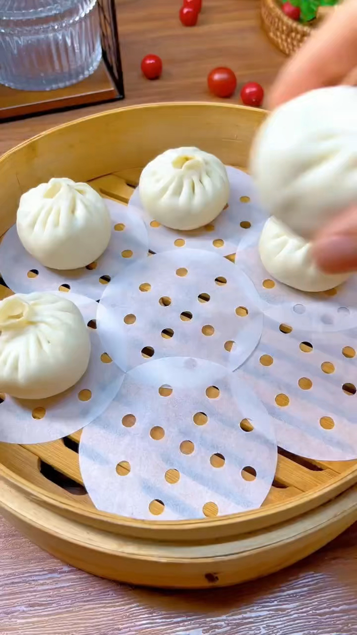蒸笼纸,无色无味,用它蒸馒头包子不粘皮不破皮,干净还卫生!