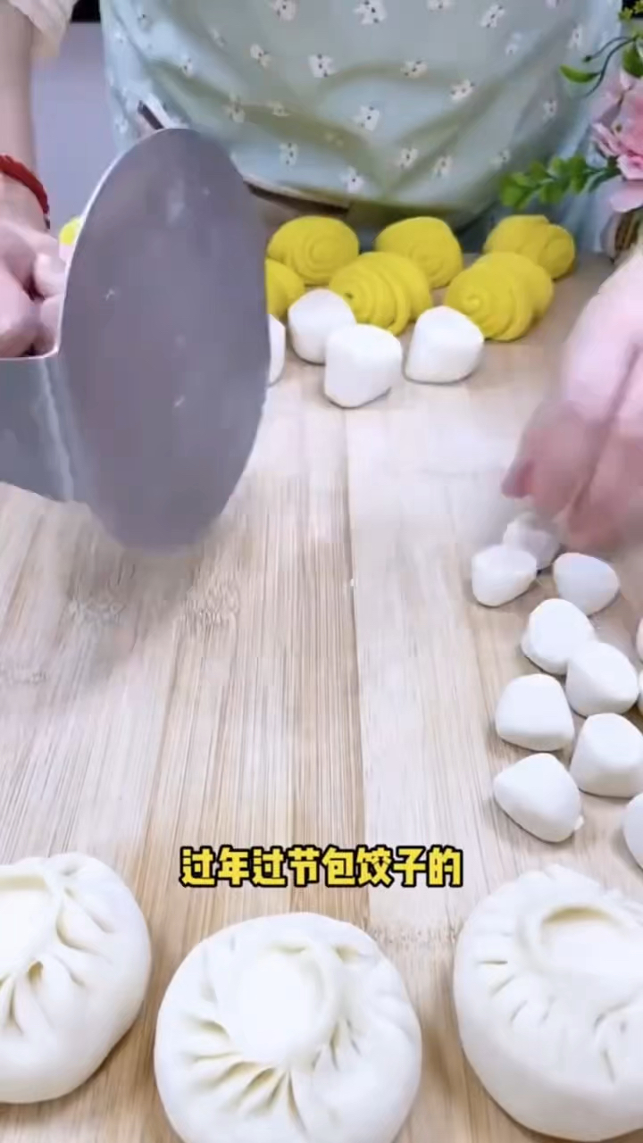 这个手压板,轻松压制包子皮,饺子皮,吃饺子再也不用擀面杖了.