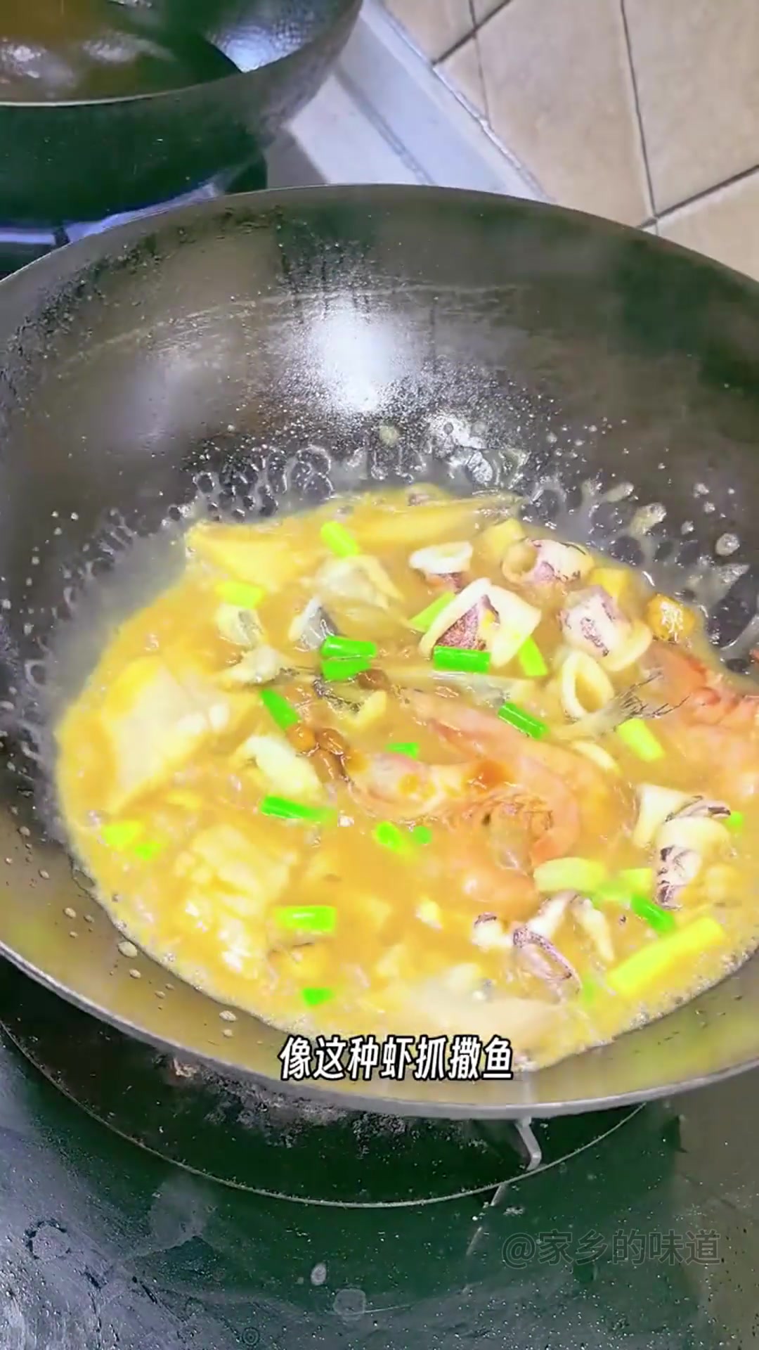 家烧小杂鱼,配米饭喝酒就非常合适的一道菜,鲜嫩入味食材丰富