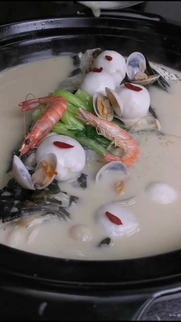 升级后的奶汤鱼头，汤更鲜美，销量排名遥遥领先