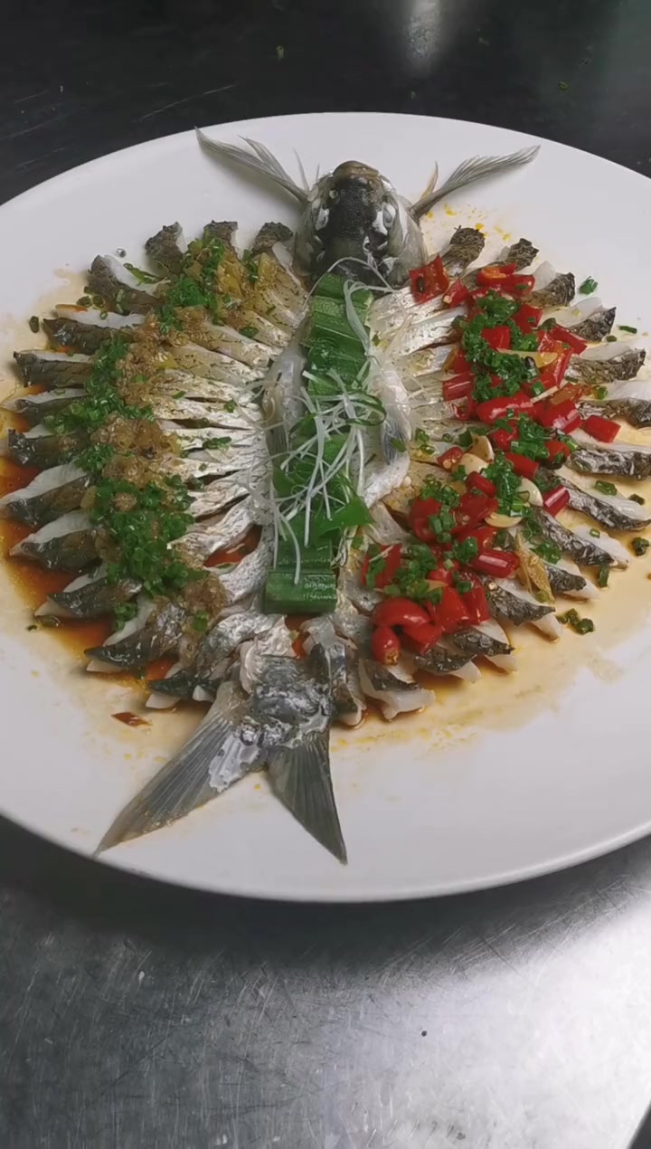 酒店大厨真棒，把鱼做活了，更美观，更有食欲。换个口味试试吧！孔雀开屏鱼教程。