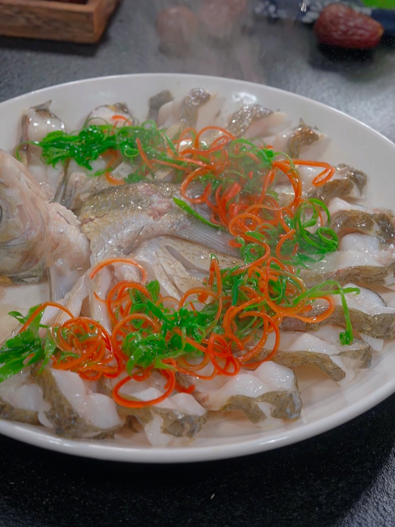 年夜饭的清蒸鱼你就像我这样做，肉嫩味美非常好吃！