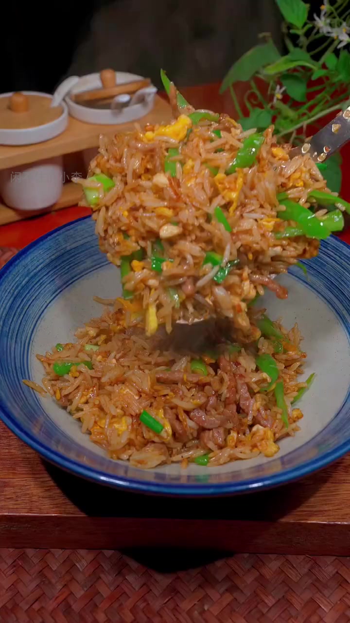 剩饭变美味!青椒牛肉蛋炒饭秘诀大公开!