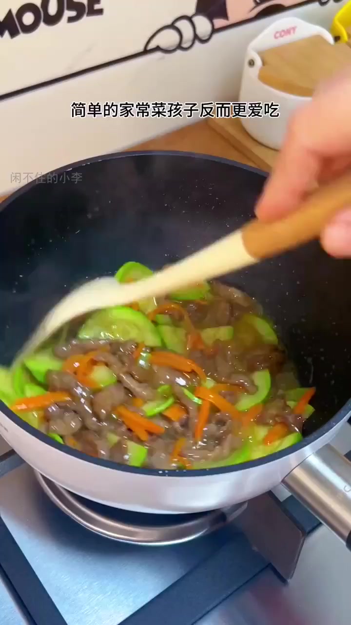 家常菜新宠:西葫芦炒牛肉,孩子爱不释口!