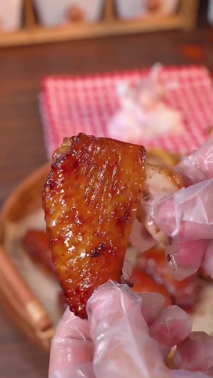 带着柠檬蜂蜜味的烤鸡翅也太香了,好吃到舔手指!