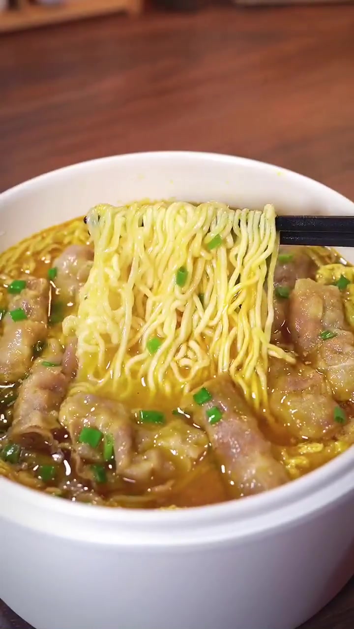 天热没胃口的时候,我就会煮一锅酸汤肥牛面,酸爽好吃!