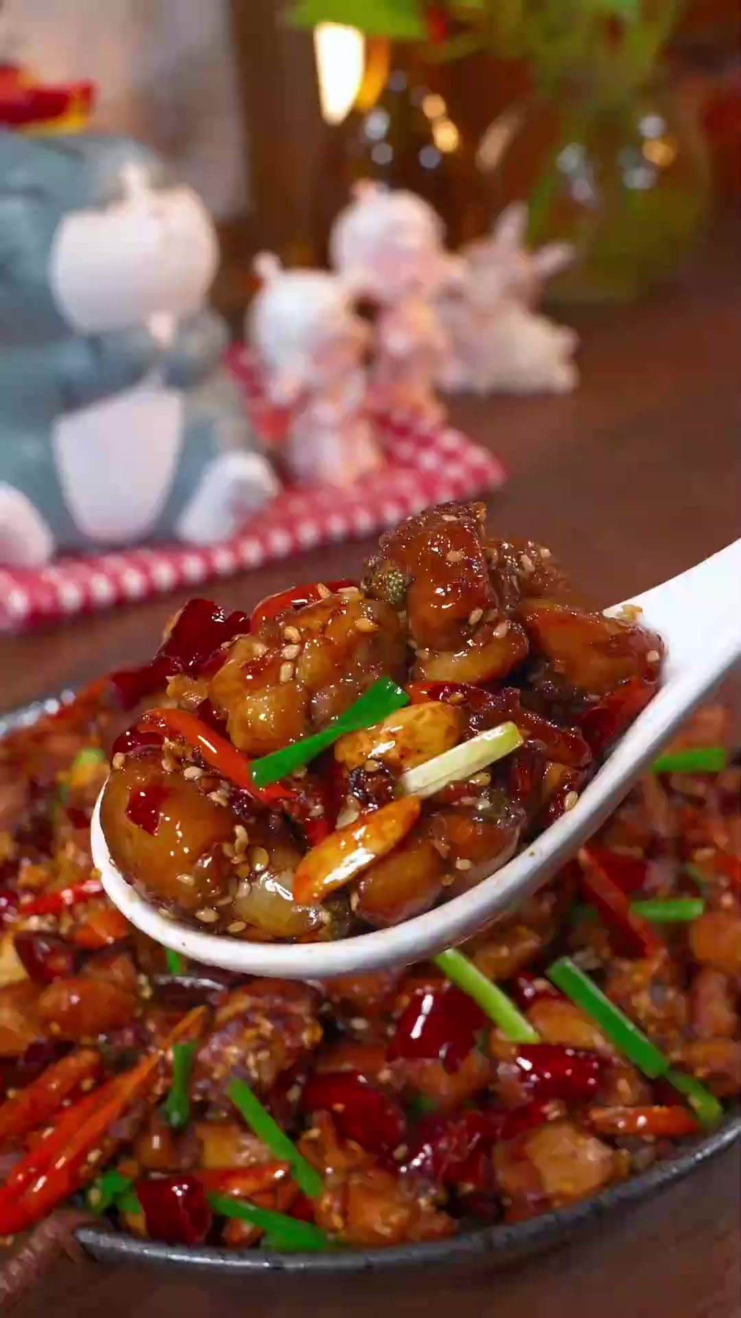 这个重庆辣子鸡全家大人孩子都特别爱吃，麻辣酥脆超过瘾！
