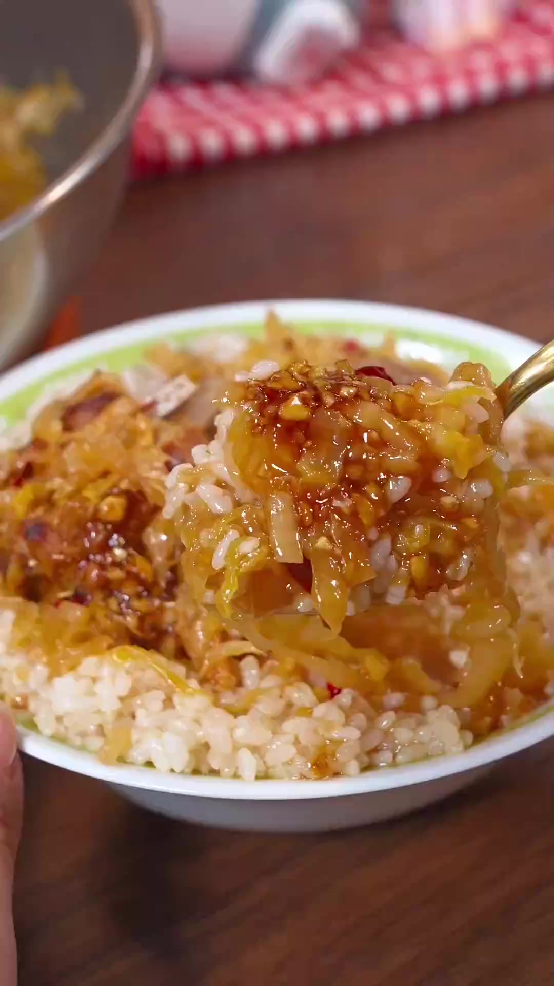 这么冷的天儿一定要来一锅热乎乎的东北酸菜炖排骨，酸爽过瘾！