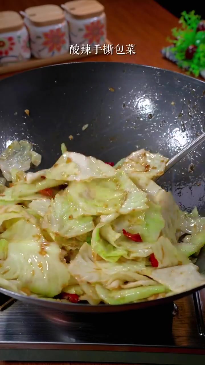 酸辣爽口的手撕包菜，好吃又下饭～！
