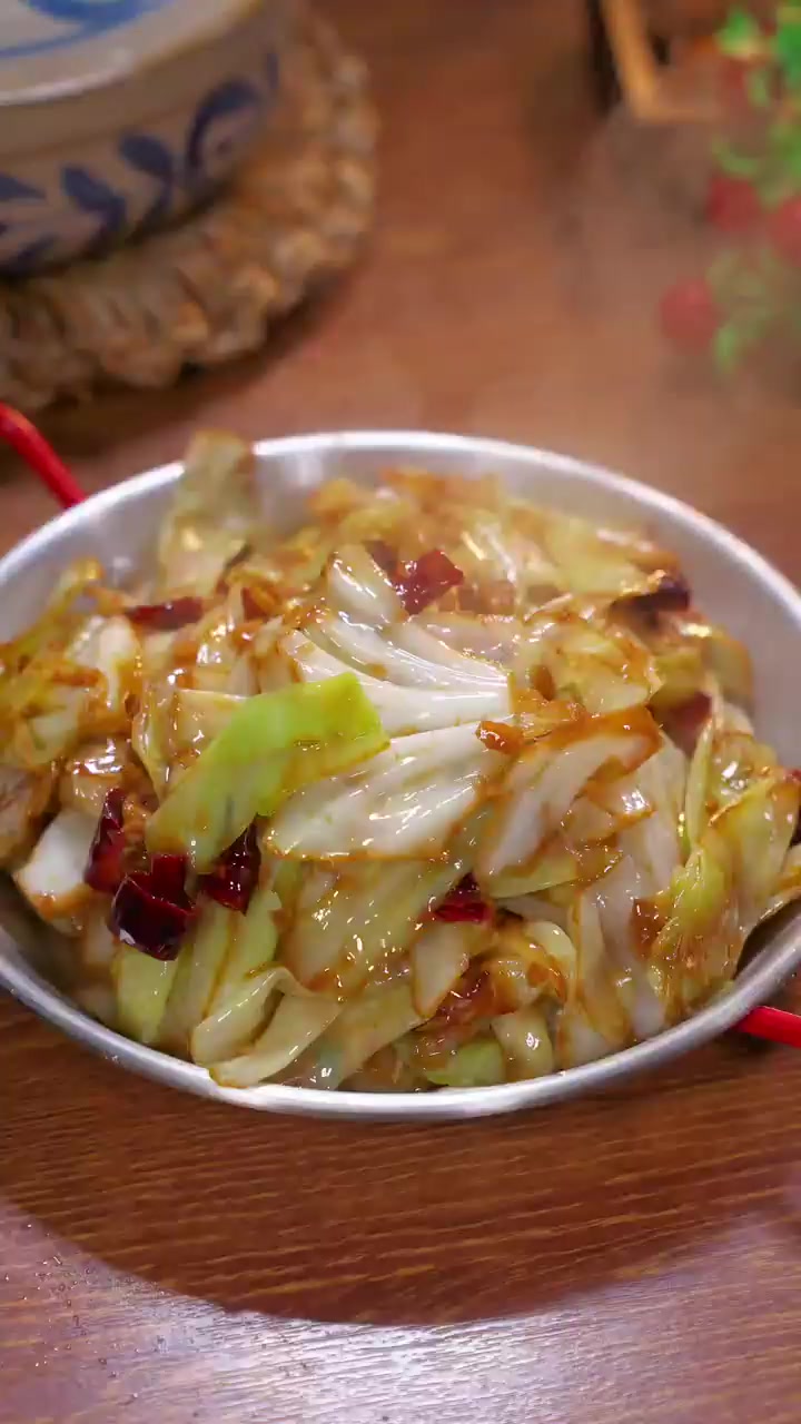 酸爽开胃的手撕包菜，老公三碗米饭打底，美味的很～！